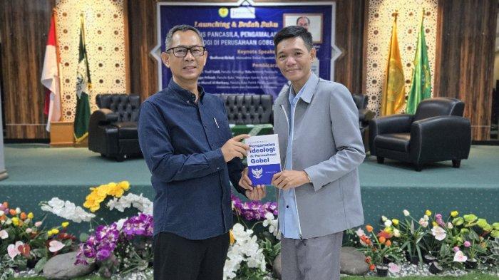 BUKU TENTANG GOBEL - Nasihin Masha (kiri), penulis buku 'Praksis Pancasila, Pengalaman Ideologi di Perusahaan Gobel' dalam serah terima buku dengan Alfi Rahmadi, Chairman Indonesiasentris Foundation di Universitas Islam Negeri (UIN) Syarif Hidayatullah Jakarta, Selasa (17/6/2025).