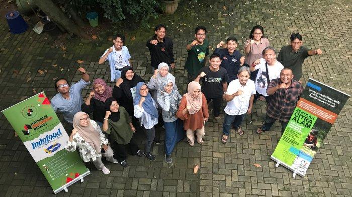 NGABUBURIT SAMBIL BUAT KONTEN - Remaja Masjid Al Barokah, Kukusan Depok usai mengikuti pelatihan konten kreatif di Masjid Al Barokah, Kukusan Depok pada Jumat (14/3/2025). Ramadhan Go Digital merupakan rangkaian program tahunan Jurnalis Indonesia Peduli (JIP) yang sudah memasuki tahun ketiga.