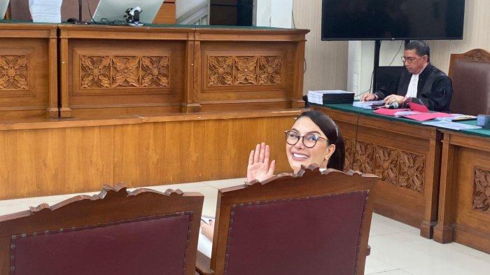 NIKITA RINDU ANAK - Terdakwa kasus pemerasan dan TPPU, Nikita Mirzani menjalani sidang pembacaan eksepsi atau nota keberatan di Pengadilan Negeri Jakarta Selatan, Selasa (1/7/2025). Nikita Mirzani menangis saat menyinggung kembali momen lebaran yang tidak bisa ia rayakan bersama anak karena harus menjalani hukuman penjara.