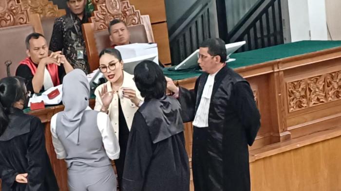 SIDANG NIKITA MIRZANI - Nikita Mirzani dan Reza Gladys (baju abu-abu) saat beradu argumen dalam sidang kasus pemerasan dan TPPU di Pengadilan Negeri Jakarta Selatan, Kamis (24/7/2025). Dalam sidang keduanya sempat beradu argumen mengenai legalitas BPOM. (Tribunnews.com/Fauzi Alamsyah).