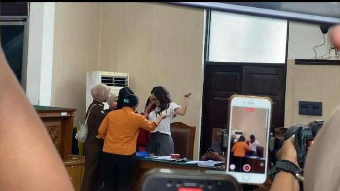 SIDANG NIKITA MIRZANI - Momen Nikita Mirzani menolak untuk dibawa kembali ke rutan Pondok Bambu usai sidqng di Pengadilan Negeri Jakarta Selatan, Kamis (31/7/2025). (Tribunnews.com/Fauzi Alamsyah).
--