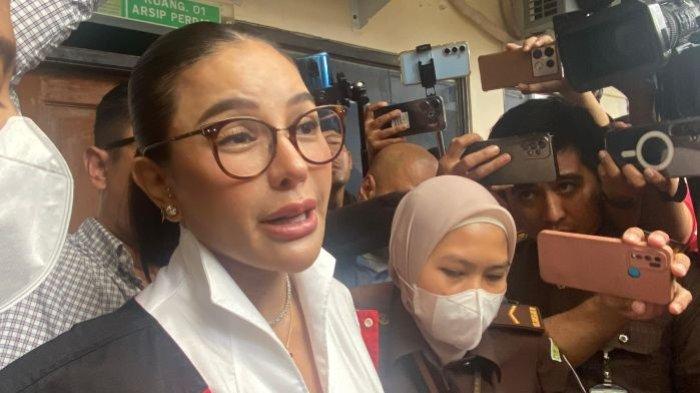NIKITA MIRZANI SIDANG - Nikita Mirzani usai  menjalani sidang perdana kasus dugaan pemerasan dan pengancaman terhadap Reza Gladys, Selasa (24/6/2025). Nikita Mirzani tak puas dengan dakwaannya. (Tribunnews.com/Fauzi Alamsyah).