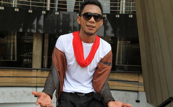 Norman Kamaru saat syuting video klip single terbarunya berjudul Lupakan, Senin (23/4/2012).