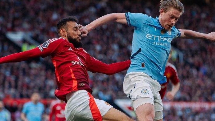 Noussair Mazraoui berduel dengan Kevin De Bruyne di Derby Manchester