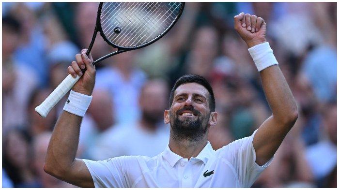 EKSPRESI KEMENANGAN DJOKOVIC - Novak Djokovic merayakan kemenangannya saat berhasil mengalahkan Flavio Cobolli di perempat final Wimbledon 2025, Rabu (9/7/2025) malam.