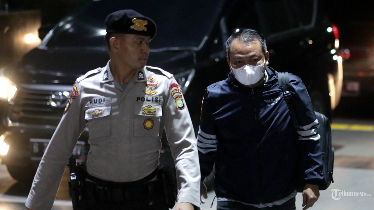 OTT KPK - Sejumlah orang yang terjaring Operasi Tangkap Tangan (OTT) oleh KPK tiba di Gedung Merah Putih KPK, Jakarta, Jumat (27/6/2025) malam. KPK mengamankan sejumlah orang dalam OTT KPK di Mandailing Natal, Sumatera Utara terkait dengan dugaan korupsi dalam proyek pembangunan jalan di Dinas Pekerjaan Umum dan Penataan Ruang (PUPR), dan preservasi jalan di Satuan Kerja Pelaksanaan Jalan Nasional Wilayah I Sumatera Utara. TRIBUNNEWS/IRWAN RISMAWAN