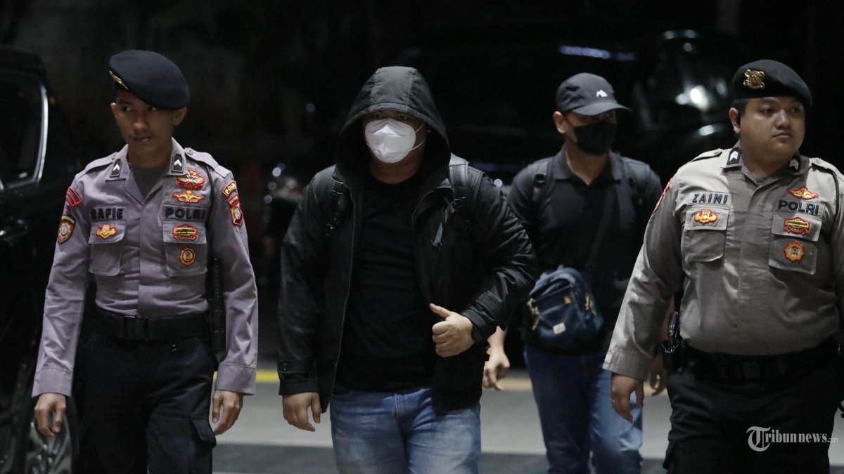 OTT KPK - Sejumlah orang yang terjaring Operasi Tangkap Tangan (OTT) oleh KPK tiba di Gedung Merah Putih KPK, Jakarta, Jumat (27/6/2025) malam. KPK mengamankan sejumlah orang dalam OTT KPK di Mandailing Natal, Sumatera Utara terkait dengan dugaan korupsi dalam proyek pembangunan jalan di Dinas Pekerjaan Umum dan Penataan Ruang (PUPR), dan preservasi jalan di Satuan Kerja Pelaksanaan Jalan Nasional Wilayah I Sumatera Utara. TRIBUNNEWS/IRWAN RISMAWAN
