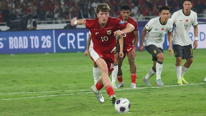 KUALIFIKASI PIALA DUNIA - Pesepak bola Timnas Indonesia Ole Romeny menendang penalti saat melawan Timnas China pada Kualifikasi Piala Dunia 2026 zona Asia di Stadion Gelora Bung Karno (GBK) Jakarta, Kamis (5/6/2025). Indonesia sementara unggul 1-0 dibabak pertama melawan China.