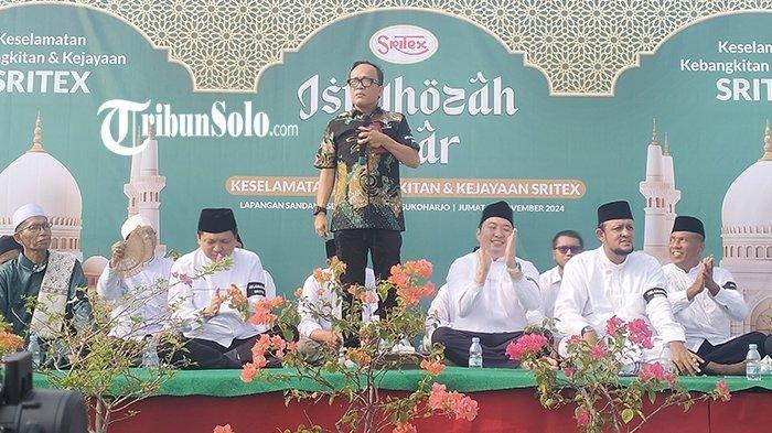 Wakil Menteri Ketenagakerjaan Republik Indonesia, Immanuel Ebenezer Gerungan saat menghadiri acara Istighosah Akbar bertajuk Keselamatan, Kebangkitan & Kejayaan Sritex di Sukoharjo, Jawa Tengah, pada Jumat (15/11/2024). Dalam kesempatan tersebut, ia memilih kehilangan jabatan daripada melihat buruh PT Sritex dipecat.