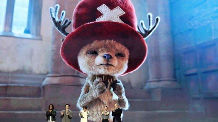 ONE PIECE LIVE-ACTION - Potret pemain One Piece Live Action Season 2 dengan background karakter Tony Tony Chopper saat acara Netflix Tudum 2025: The Live Event yang diselenggarakan pada 1 Juni 2025.