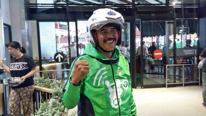 GOJEK 001 - Pengemudi ojek online GOJEK pertama, Mulyono usai menghadiri pelatihan safety riding, di AEON Mall Jakarta Garden City, Cakung, Jakarta Timur, Minggu (6/1/2019).