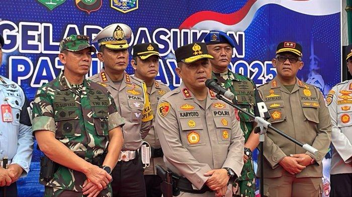 PATUH JAYA - Kapolda Metro Jaya Irjen Pol Karyoto menegaskan Operasi Patuh Jaya merupakan operasi kebersihan mandiri kemuliaan yang bersifat terbuka, yang dilaksanakan
oleh Polri bersama TNI dan stakeholder terkait. Hal itu disampaikan saat apel di di Lapangan Presisi Ditlantas Polda Metro Jaya, Jakarta Selatan, Senin (14/7/2025).