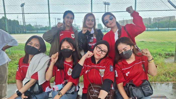 PENDUKUNG TIMNAS DI JEPANG - Mita (ketiga dari kiri bawah) WNI yang menetap di Nagano, datang langsung mendukung Timnas Indonesia di Panasonic Stadium Suita, Osaka, Selasa (10/6/2025).