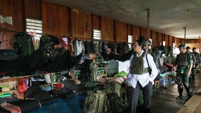 PENGALAMAN SRI MULYANI DI NDUGA - Sri Mulyani mengenakan rompi antipeluru saat kunjungan bersejarah ke wilayah rawan konflik Nduga, Papua, Juni 2025.
