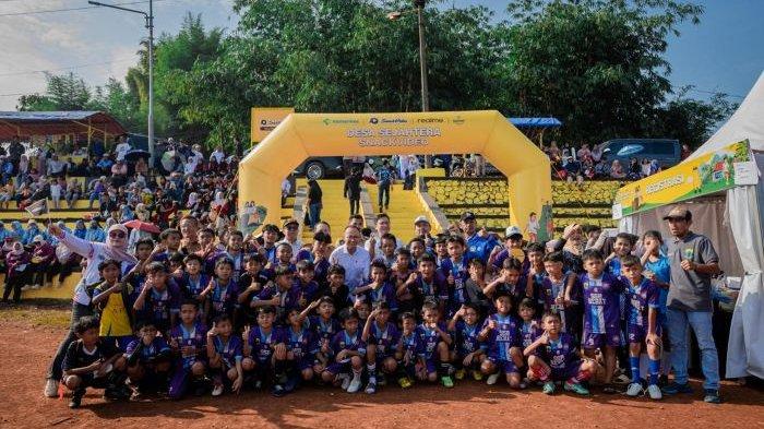 PENGEMBANGAN OLAHRAGA - Pengembangan olahraga dan talenta muda digelar di Cianjur, Jawa Barat melalui renovasi lapangan sepakbola. Kini, lapangan kebanggaan itu kembali hidup dan siap menjadi tempat tumbuhnya generasi atlet desa.