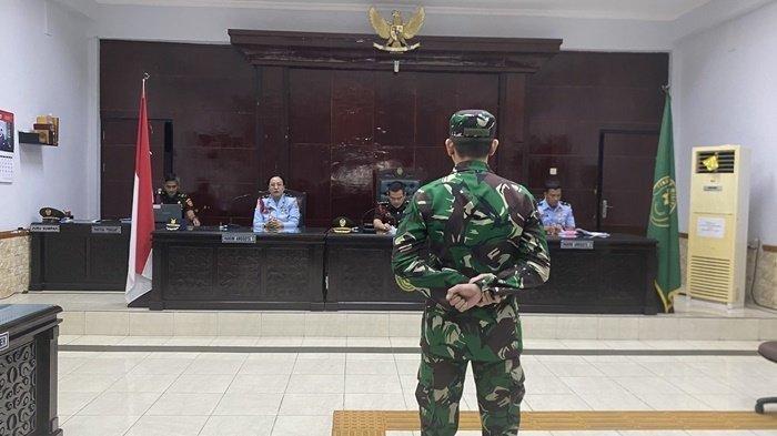 PENJARA SEUMUR HIDUP -Terdakwa Kelasi I Jumran saat mengikuti sidang pembacaan putusan di Pengadilan Militer I-06 Banjarmasin, Senin (16/6/2025). Jumran divonis penjara seumur hidup