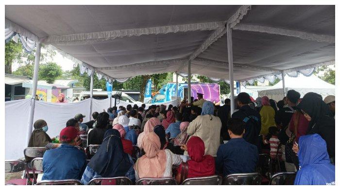 PENUKARAN UANG BARU - Sejumlah warga mendatangi lokasi penukaran uang periode ke-III yang digelar Kantor Perwakilan BI Solo di Benteng Vastenburg Surakarta pada Rabu (19/3/2025).