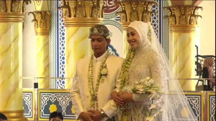 PERNIKAHAN MEGAWATI HANGESTRI - Momen pernikahan atlet Megawati Hangestri dan Dio Novandra. (
