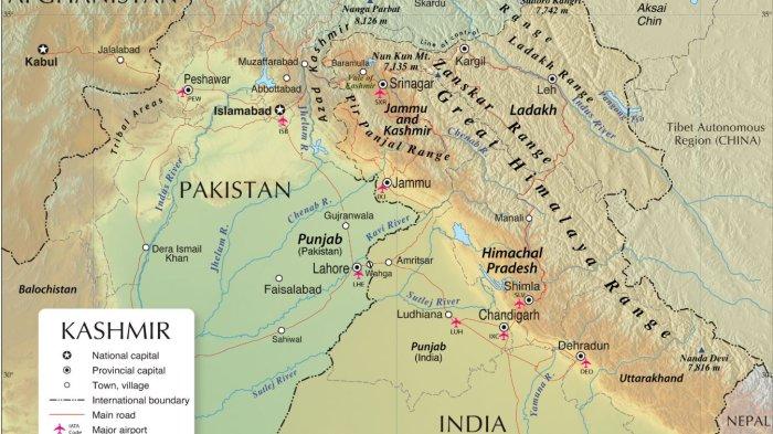 PETA PAKISTAN-INDIA. - Gambar merupakan tangkap layar dari nationsonline.org, Rabu (7/5/2025). Peta topografi menunjukkan wilayah Kashmir yang lebih luas dengan wilayah administrasi India dan Pakistan, negara-negara tetangga, perbatasan internasional, kota-kota besar, jalan raya utama, bandara utama, dan fitur geografis yang penting.