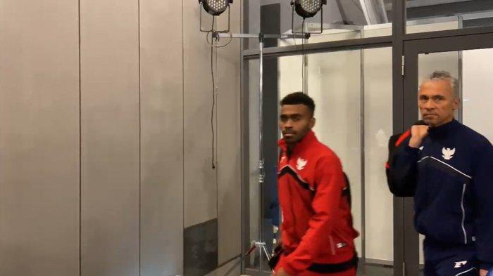 PINCANG - Pilar pemain Timnas Indonesia, Yance Sayuri tampak terpincang