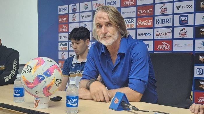 PMPC DEWA UNITED - Pelatih Dewa United FC, Jan Olde Riekerink saat melakukan sesi post match press conference kontra Borneo FC di Stadion Pakansari, Kabupaten Bogor, Jawa Barat, Senin (10/3/2205).