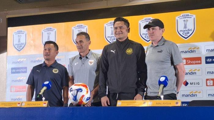 PMPC GRUP A PIALA AFF U23 - Pelatih Timnas U23, Gerald Vanenburg (kedua dari kiri) foto bersama dengan pelatih Malaysia, Brunei Darussalam dan Filipina usai pre match conference di Media Center SUGBK, Senayan, Jakarta, Senin (14/7/2025).
