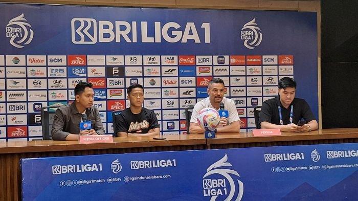 PMPC PERSIJA JAKARTA - Pelatih Persija Jakarta, Carlos Pena bersama pemainnya Rio Fahmi saat melakukan pre match press conference (PMPC) kontra Persebaya Surabaya di Media Center Stadion Utama Gelora Bung Karno, Senayan, Jakarta, Jumat (11/2/2025).