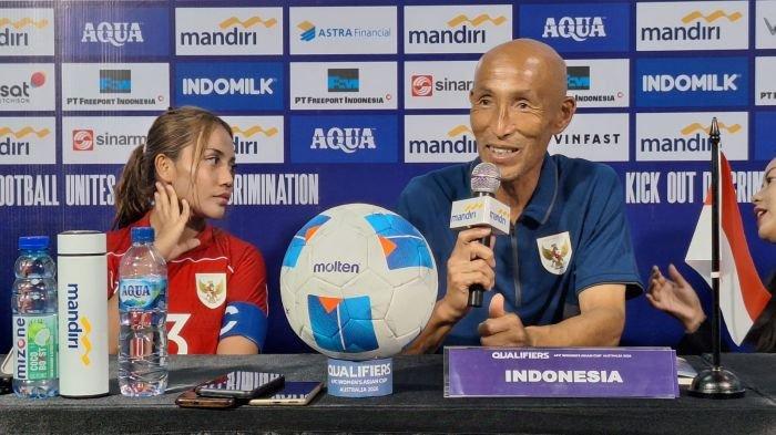 PMPC TIMNAS PUTRI INDONESIA - Pelatih Timnas Putri Indonesia, Satoru Mochizuki bersama kapten Safira Ika Putri dalam sesi post match press conference kontra Kirgistan di Stadion Indomilk Arena, Kelapa Dua, Kabupaten Tangerang, Banten, Minggu (29/6/2025).