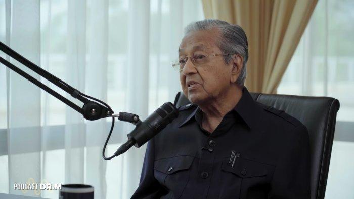 PODCAST MAHATHIR MOHAMAD - Tangkap layar podcast Youtube Dr Mahathir Mohamad yang diunduh pada Kamis (10/7/2025). Di usianya yang genap 100 tahun pada hari ini, Mahathir Mohamad terus berkontribusi bagi masyarakat Malaysia melalui podcast di YouTube