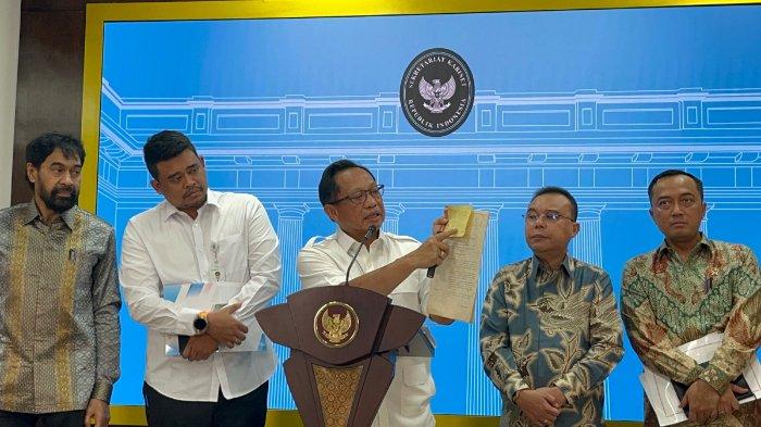 POLEMIK 4 PULAU - Menteri Dalam Negeri Tito Karnavian menunjukan dokumen kesepakatan Gubernur Aceh dan Sumatera Utara tahun 1992 terkait batas wilayah, di Kantor Presiden, Komplek Istana Kepresidenan Jakarta, Selasa, (17/6/2025).  Pemerintah telah memutuskan bahwa empat pulau sengketa batas wilayah antara Sumatera Utara dengan Aceh, masuk ke dalam wilayah Aceh.