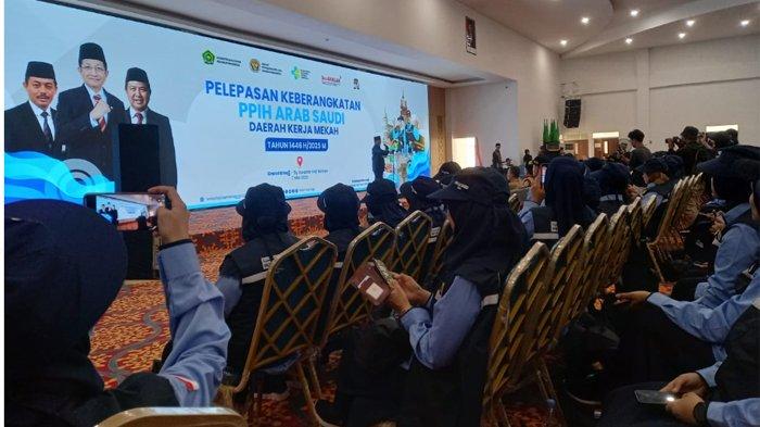 HARUS FOKUS - Menteri Agama Nasaruddin Umar melepas Petugas Penyelenggara Ibadah Haji (PPIH) Arab Saudi Daerah Kerja (Daker) di Asrama Haji Banten, Cipondoh, Tangerang, Rabu (7/5/2025). Dia meminta Panitia Penyelenggara Ibadah Haji (PPIH) Arab Saudi untuk fokus pada tugas-tugasnya.
