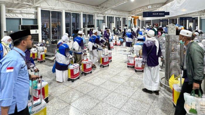 JEMAAH HAJI PULANG - Fase pemulangan jemaah haji Indonesia tahun 1446 H berakhir pada Kamis (10/5/2025). Foto Petugas Penyelenggara Ibadah Haji (PPIH) Arab saat melepas keberangkatan jemaah haji kelompok terbang (Kloter) 28 Debarkasi Kertajati (KJT28) dari Kota Nabawi ke Indonesia.