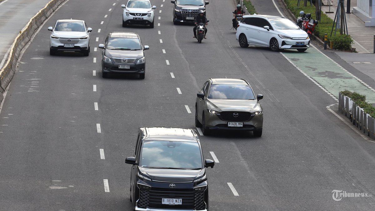 Suasana kendaraan bermotor saat melintas di Kawasan Sudirman, Jakarta, Kamis (2/1/2025). Kementerian Keuangan RI resmi merilis Peraturan Menteri Keuangan (PMK) Nomor 131 Tahun 2024, yang akan berlaku efektif mulai 1 Januari 2025. Regulasi ini mengatur penerapan tarif Pajak Pertambahan Nilai (PPN) sebesar 12 persen untuk barang tertentu, termasuk kendaraan bermotor yang tergolong barang mewah. Tribunnews/Jeprima
