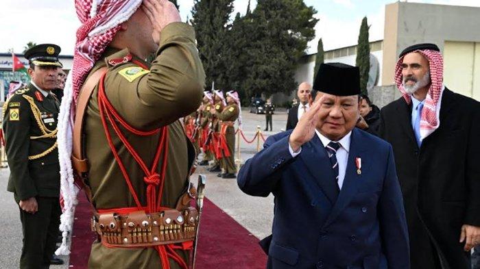 PRABOWO DILEPAS PANGERAN YORDANIA - Kepulangan Presiden Prabowo ke Tanah Air dilepas oleh anggota keluarga kerajaan Yordania yakni Pangeran Ghazi bin Muhammad, Gubernur Amman Yasser Idwan, Wali Kota Amman Yousef Shwarbeh, dan Duta Besar RI untuk Yordania Ade Padmo Sarwono,  Senin (15/4/2025).