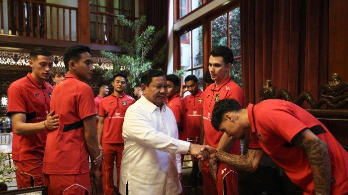 PRABOWO JAMU TIMNAS INDONESIA - Presiden RI Prabowo Subianto menyambut hangat para pemain Timnas Indonesia usai laga kemenangan atas China di Kualifikasi Piala Dunia.