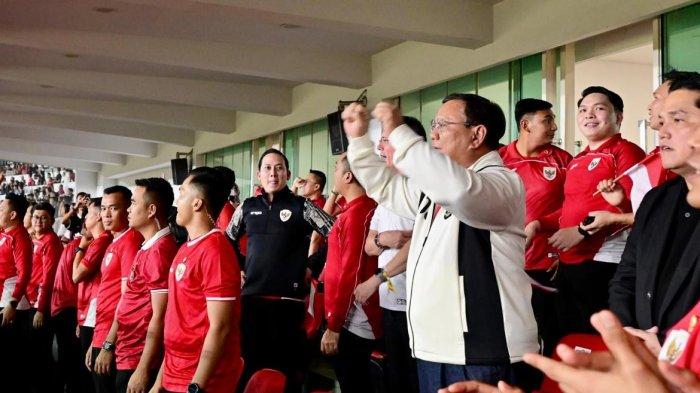 PRABOWO SELEBRASI - Presiden Prabowo meluapkan kegembiraannya saat Pemain Timnas Indonesia Ole Romeny membobol gawang Bahrain, dalam laga lanjutan Kualifikasi Piala Dunia 2026 zona Asia yang digelar di Stadion Utama Gelora Bung Karno (GBK), Jakarta, Selasa, (25/3/2025).