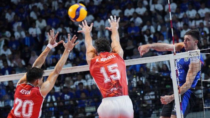 PROLIGA 2025 - Pevoli LavAni, Taylor Sander (kanan) melakukan spike saat melawan tim voli putra Bhayangkara Presisi dalam Grand Final Proliga 2025 di Gor Amongrogo, Yogyakarta pada Minggu (11/5/2025).