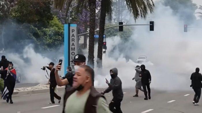PROTES DI LA - Tangkapan layar momen para pengunjuk rasa menyerang iring-iringan mobil polisi di daerah Los Angeles, California, Amerika Serikat pada Jumat (6/6/2025).