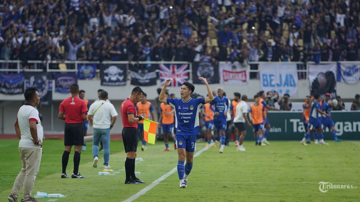 SELEBRASI - Pesepak bola PSIM Yogyakarta, Yusaku Yamadera merayakan gol rekannya, Rafinha ke gawang Bhayangkara FC pada pertandingan final Liga 2 2024/2025 di Stadion Manahan, Solo, Rabu (26/2/2025) sore. Pertandingan ditunda selama 30 menit setelah babak pertama karena hujan deras yang membasahi Stadion Manahan. Tribun Solo/Muhammad Nursina