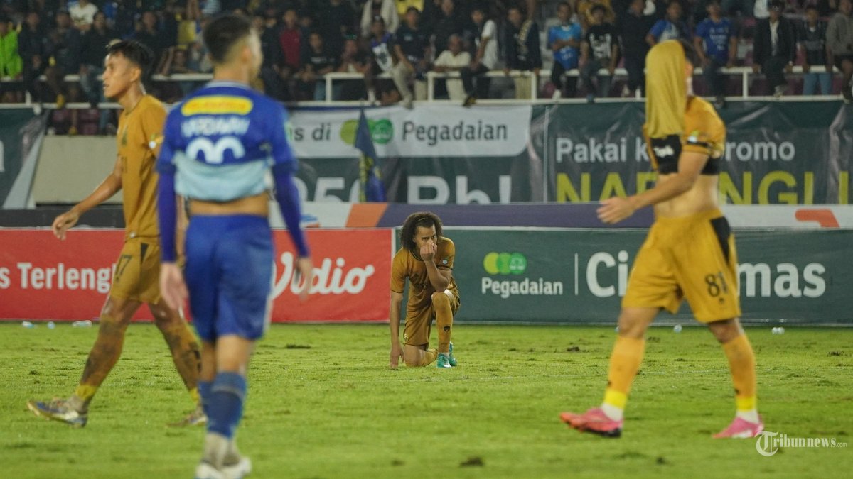 KECEWA - Ekspresi pesepak bola Bhayangkara FC, Felipe Ryan (tengah) pada pertandingan final Liga 2 2024/2025 di Stadion Manahan, Solo, Rabu (26/2/2025) sore. PSIM berhasil keluar sebagai juara setelah mengalahkan Bhayangkara dengan skor 2-1. Tribun Solo/Muhammad Nursina