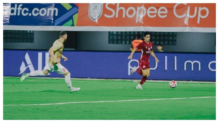 SERANGAN PSM - Rizky Eka Pratama membawa bola dalam pertandingan semifinal leg pertama ASEAN Club Championship 2024/2025 antara PSM Makassar vs Cong An Hanoi FC (CAHN) di Stadion Gelora BJ. Habibie, Rabu (2/4/2025). (Instagram PSM Makassar - 2/4/2025)