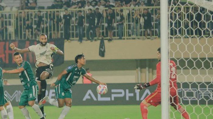 INSIDEN VAR - Detik-detik sebelum pemain bek-tengah sekaligus kapten PSM Makassar Yuran Fernandes mencetak gol ke gawang PSS Sleman pada lanjutan pekan ke-31 Liga 1 di Stadion Maguwoharjo, Sabtu (3/5/2025). (Instagram PSM - 7/5/2025)