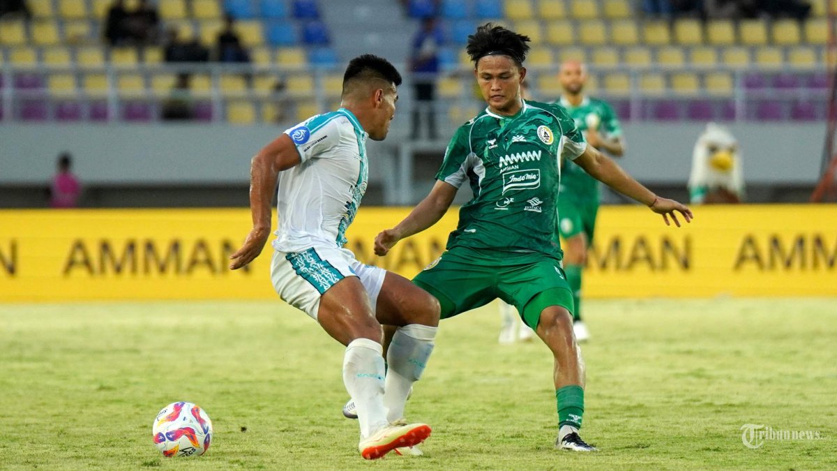 Pesepak bola PSS Sleman, Hokky Caraka (kanan) mengadang pesepak bola PSBS Biak, Alexsandro Dos Santos pada pertandingan Liga 1 di Stadion Manahan, Solo, Jumat (22/11/2024) sore. PSS Sleman kalah 0-1 dari PSBS Biak berkat gol Jeam Kelly Sroyer (64'). TRIBUNNEWS/Muhammad Nursina