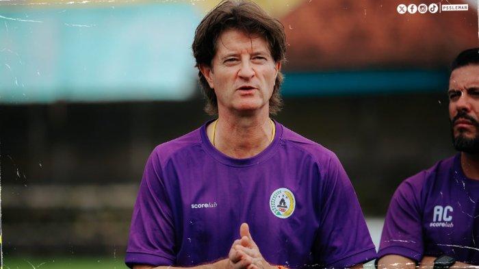 PSS TUNJUK PIETER - Kehadiran Pieter Huistra selaku pelatih baru PSS Sleman dalam sesi latihan pada masa transisi menuju pertandingan pekan ke-24 Liga 1 2024/2025, Kamis (20/2/2025). (Website PSS Sleman - 20/2/2025)