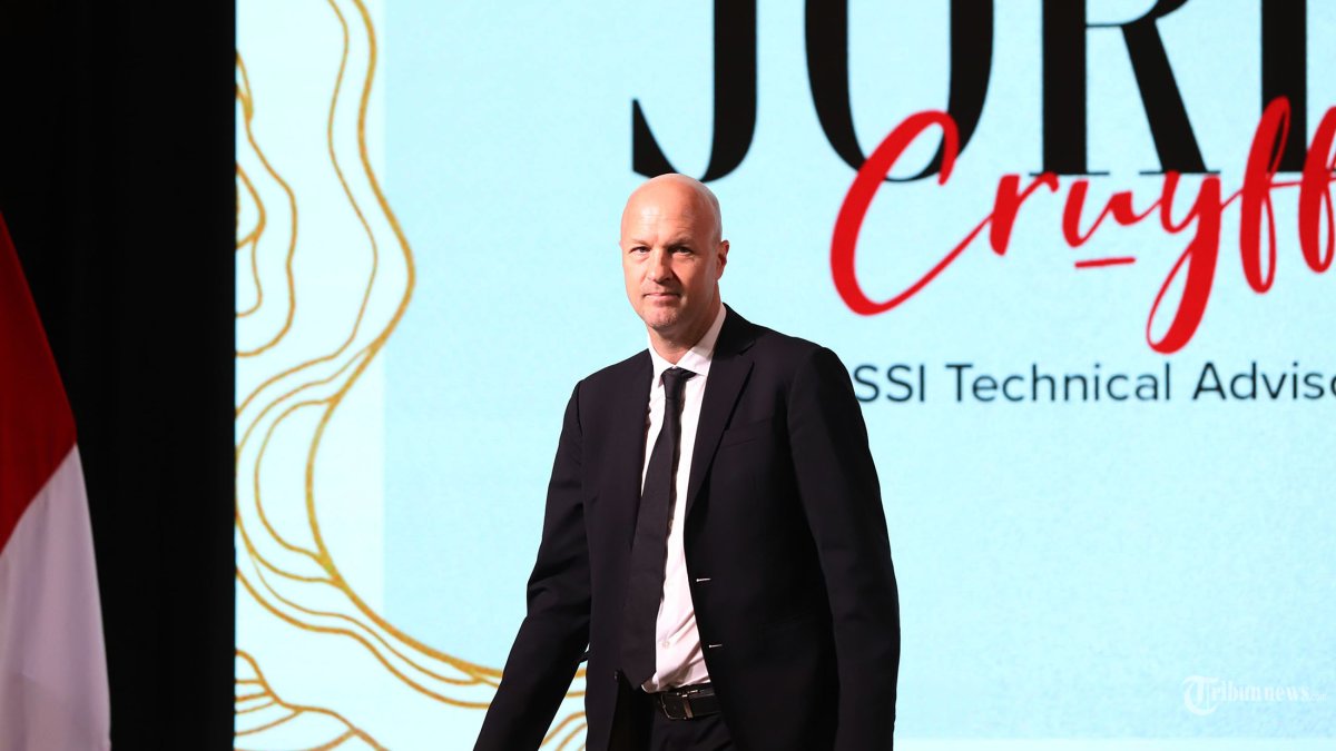 PENASIHAT TEKNIS TIMNAS - Penasihat Teknis Timnas Indonesia Jordi Cruyff usai memberikan keterangan kepada awak media saat acara perkenalan penasihat teknis Timnas Indonesia di Jakarta, Selasa (11/3/2025). PSSI resmi mengumumkan dan memperkenalkan Jordi Cruyff sebagai penasihat teknis Timnas Indonesia. Tribunnews/Jeprima
