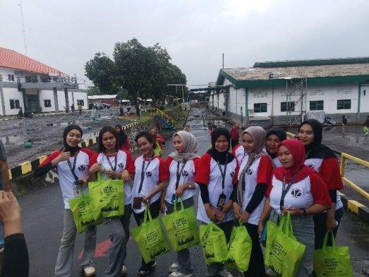 BINGKISAN HARI RAYA - PT Pesat Global Indonesia membagikan bingkisan lebaran kepada 1635 karyawan dari semua level, dan bingkisan berupa parcel kepada relasi dan instansi setempat yang sudah menjadi mitra yang solid setahun terakhir pada Kamis, 27 Maret 2025.