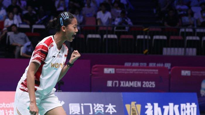 PUTRI KW MENANG - Pebulutangkis tunggal putri Indonesia, Putri Kusuma Wardhani atau Putri KW sukses membawa Indonesia unggul 2-1 atas Denmark usai mengalahkan Line Hojmark Kjaersfeldt dengan skor 21-6, 21-5, Xiamen Fenghuang Gymnasium. China, Kamis (1/5/2025). dok: PBSI