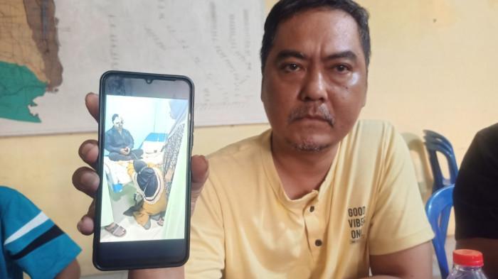 BENTROKAN PEMALANG - Sekretaris Jenderal Perjuangan Walisongo Indonesia laskar Sabilillah (PWI LS) Ken I Pramendra, saat memperlihatkan foto kondisi pasien yang mengalami cacat permanen saat perawatan medis dan di rawat di RSI Al Ikhlas Pemalang.