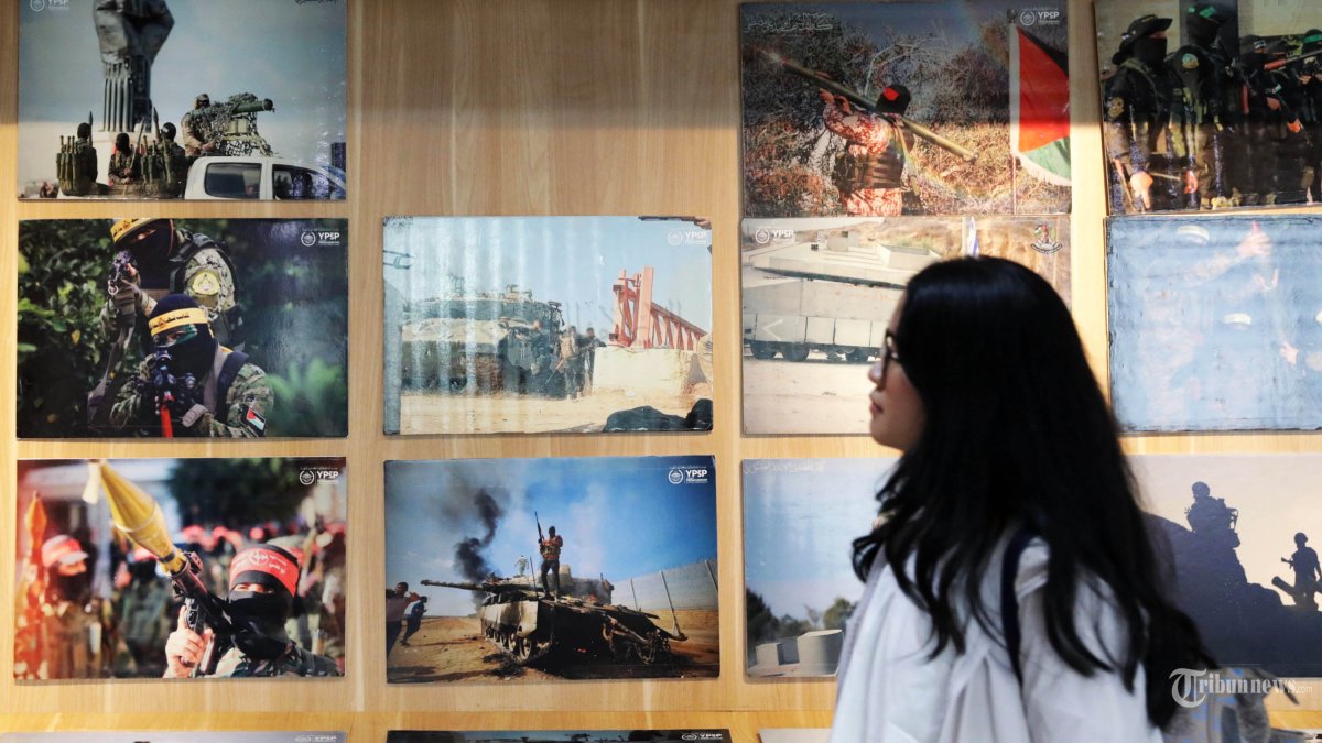 PAMERAN GAZA - Pengunjung melihat foto pada pameran Semangat Gaza untuk Bela Masjid Al-Aqsa di Taman Ismail Marzuki, Jakarta, Senin (16/6/2025). Pameran tersebut menampilkan foto-foto semangat perlawanan dan ketabahan rakyat Gaza dalam membela tanah air dan Masjid Al-Aqsa. TRIBUNNEWS/IRWAN RISMAWAN