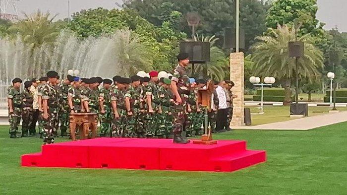 PASUKAN PERDAMAIAN TNI - Panglima TNI Jenderal Agus Subiyanto memimpin Upacara Pelepasan 1.090 personel Satgas TNI Kontingen Garuda UNIFIL XXIII-S Tahun Anggaran 2025 ke Lebanon di Lapangan Prima, Mabes TNI, Cilangkap, Jakarta Timur, Rabu (9/4/2025). Agus meminta agar mereka prioritaskan faktor keamanan.